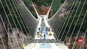 Jembatan Kaca Terpanjang di Dunia Siap Dibuka