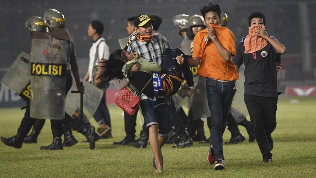 Buntut dari kerusuhan suporter Persija Jakarta, The Jakmania, klub ibu kota itu didenda dan dihukum melarang fan mereka mendukung tim itu berlaga.