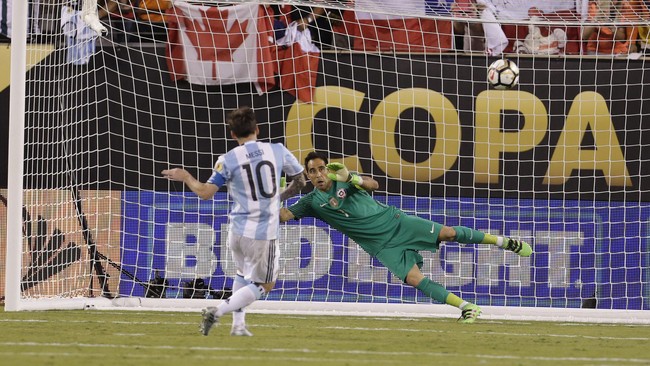 Bola yang ditendang Lionel Messi ketika gagal penalti di Copa America Centenario akan dilelang mulai 394 juta rupiah.