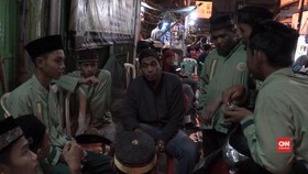 Kisah Faisal Mencari Bahagia di Tengah Anak Yatim