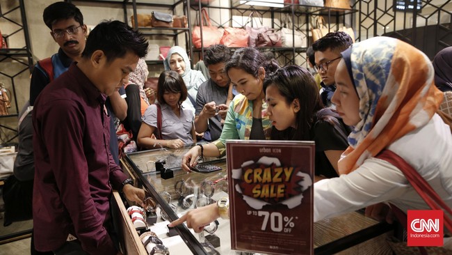 Wajib lapor transaksi kartu kredit akan membuat masyarakat mengerem belanja yang berpengaruh ke penjualan industri ritel dan pertumbuhan ekonomi.
