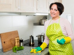 Cara Membersihkan Kitchen Set yang Lembap dan Berjamur