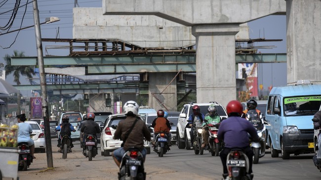 Komunitas sepeda motor membantu polisi mengatur arus lalu-lintas saat arus mudik di Bekasi. Mulai dari mengurai kemacetan hingga menyediakan alat medis pertama.