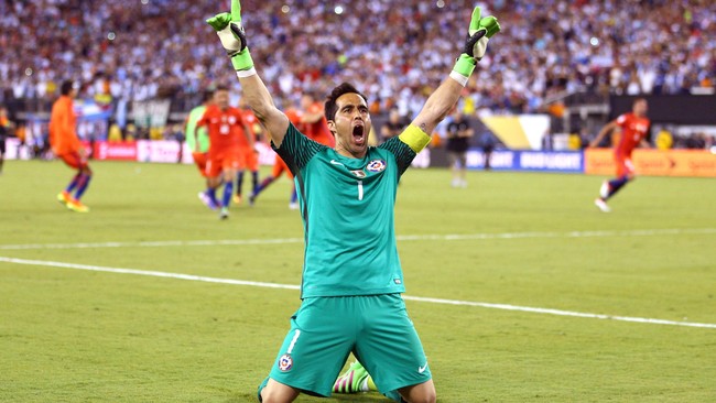 Kiper Barcelona Claudio Bravo menjadi sosok protagonis utama ketika Timnas Chile menjuarai Copa America Centenario di New Jersey, Amerika Serikat.
