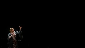 Bermulut Pedas, Adele Kena Semprot Netizen