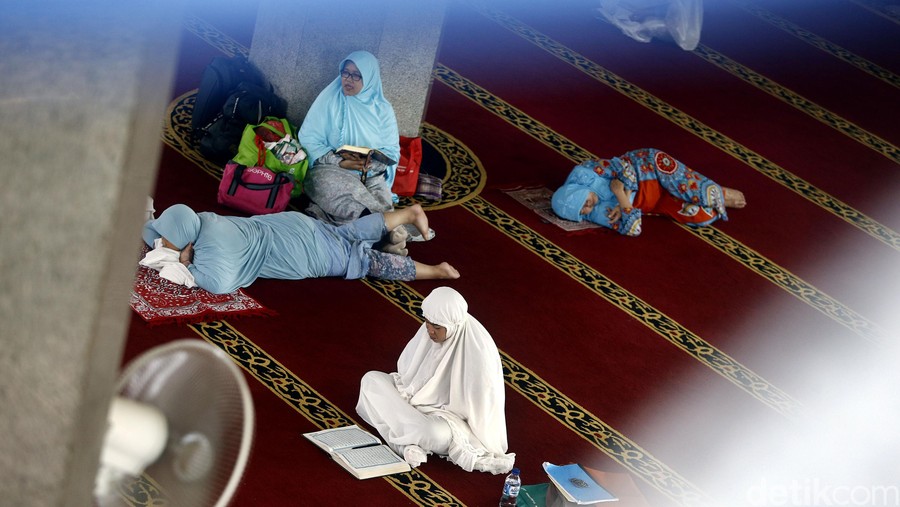 Sejumlah warga beritikaf di Masjid Al-Azhar, Kota Bekasi, Selasa (28/06/2016). Mereka mencari keberkahan 'Lailatul Qadar' di 10 hari terakhir Ramadan.