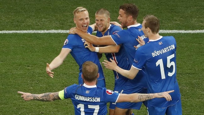 Islandia berhasil melaju ke perempat final Piala Eropa 2016 setelah menaklukkan Inggris dengan skor 2-1 pada Senin (27/6).