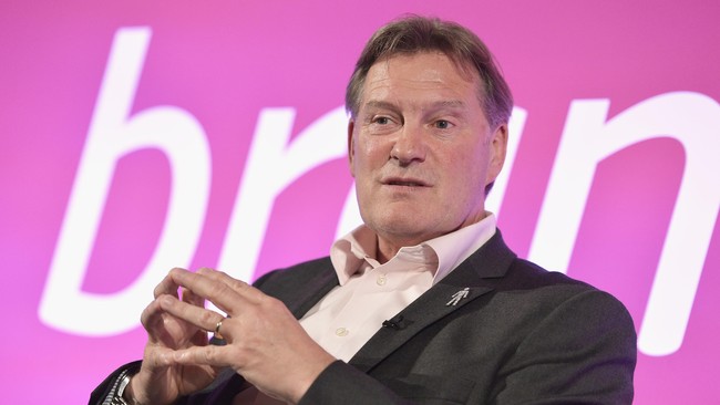 Glenn Hoddle dinilai sebagai sosok sempurna untuk menggantikan Roy Hodgson yang resmi mundur kursi pelatih timnas Inggris.