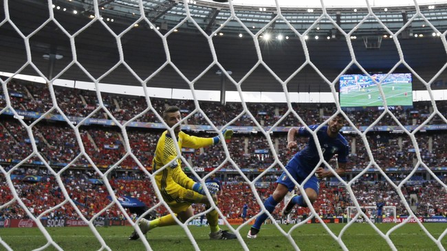 Gol gelandang Swiss Xherdan Shaqiri ke gawang Polandia pada babak 16 besar pantas menjadi salah satu kandidat gol terbaik sepanjang Piala Eropa 2016.