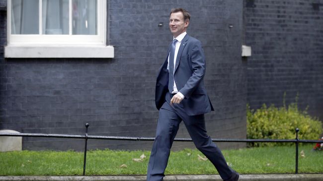 Theresa May Tunjuk Jeremy Hunt Jadi Menlu Inggris Eks menteri kesehatan dan sosial Jeremy Hunt ditunjuk PM Theresa May menggantikan Boris Johnson sebagai menteri luar negeri dan persemakmuran Inggris.