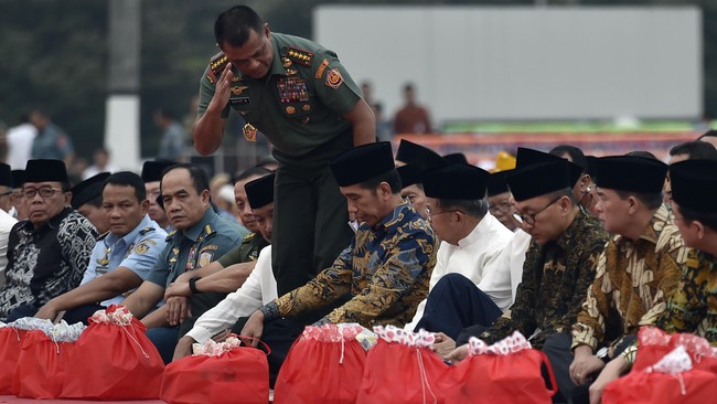 Jokowi menyebut Panglima TNI Jenderal Gatot Nurmantyo menunjukkan kinerja positif. Ia pun belum memikirkan pergantian pucuk pimpinan angkatan bersenjata.