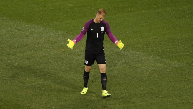 Nasib nahas dialami Joe Hart. Kiper West Ham United itu menjadi korban perampokan di daerah di pom bensin dalam Kota London.