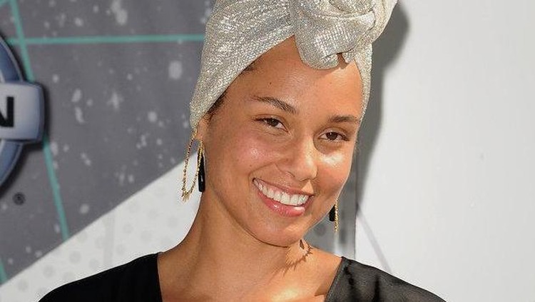 Duet Alicia Keys dengan putranya ini keren dan manis banget deh.