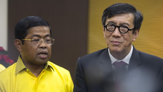 Menkumham resmi mengesahkan kepengurusan DPP Partai Golkar di bawah kepemimpiman Ketua Umum Setya Novanto dan Sekretaris Jenderal Idrus Marham, Rabu (20/7).