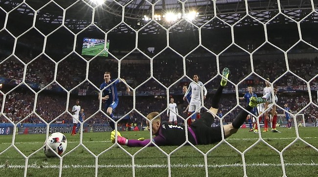 Kiper timnas Inggris, Joe Hart, minta maaf setelah bermain buruk ketika The Three Lions dikalahkan Islandia 1-2 pada laga babak 16 besar Piala Eropa 2016.