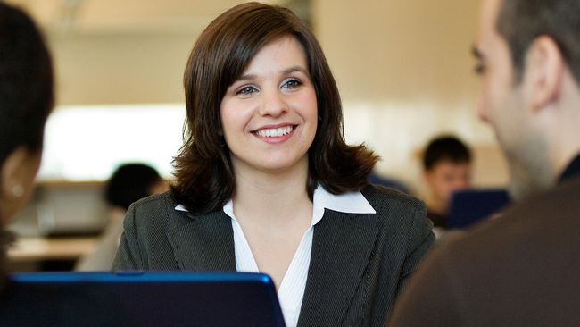 Mayoritas Perempuan Enggan Punya Jabatan Tinggi Menurut Indonesia Business Coalition for Women Empowerment (IBCWE), mayoritas perempuan memutuskan sendiri untuk tidak memiliki jenjang karir yang lebih tinggi.