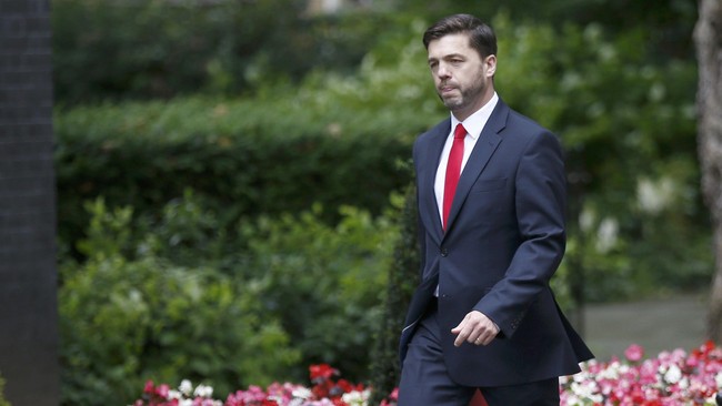 Menteri Luar Negeri Inggris untuk Wales Stephen Crabb berjanji akan memprioritaskan pengendalian kebijakan imigrasi Inggris jika ia terpilih nanti.