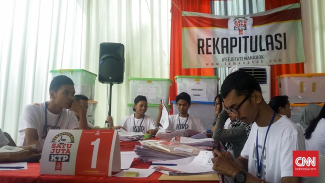 Sebelumnya, tersebar percakapan WhatsApp Putu Artha yang menyatakan ingin keluar dari Teman Ahok. Permintaan itu ditolak pengurus Teman Ahok.