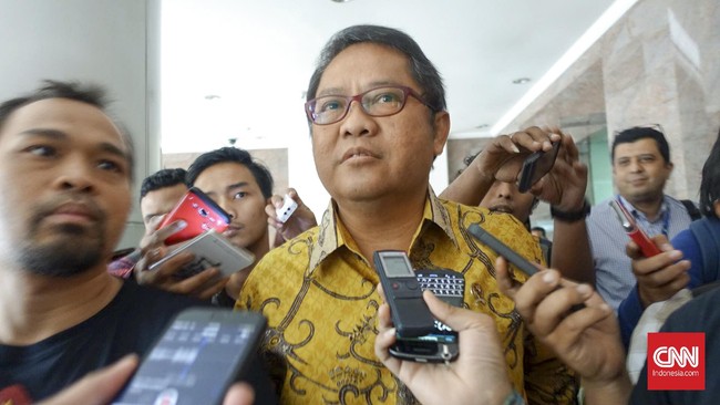 Menkominfo Rudiantara mengaku masih mendiskusikan kembali soal besaran tarif interkoneksi yang sedianya akan diturunkan di angka 25 persen.