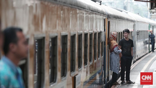 Lonjakan penumpang terjadi di Stasiun Pasar Senen dan Gambir menuju Yogyakarta, Surabaya, Semarang, Malang dan beberapa tujuan mudik lainnya menuju timur.