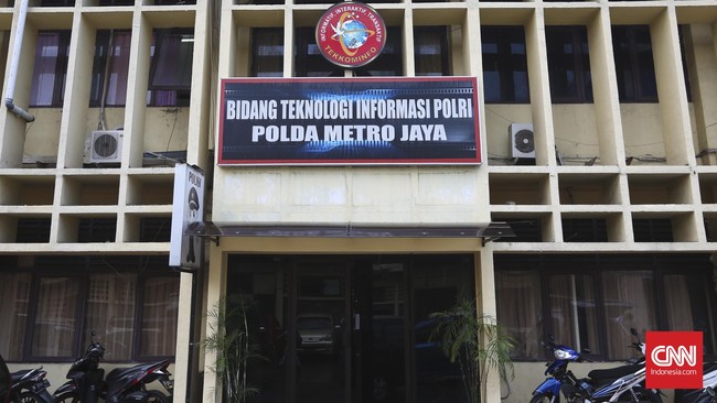 Akibat sejumlah unggahan kedua pemilik akun instagram itu, Mario Teguh dan istrinya mengalami kerugian materiil hampir Rp7 miliar.