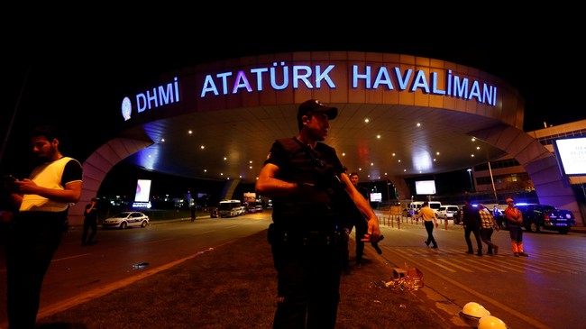 Dua pelajar warga negara Indonesia di Turki terpaksa membatalkan kepulangannya ke tanah air mereka karena serangan bom di Bandara Ataturk, Istanbul.