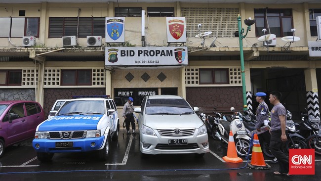Propam Polda Metro Jaya memeriksa tiga anggota Polres Metro Jakarta Barat yang ribut dengan Paspampres di pos PPKM Darurat.