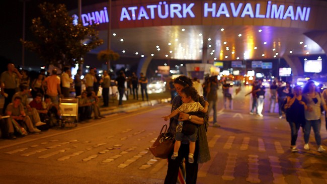 Penerbangan yang menuju Bandara Internasional Ataturk di Istanbul dialihkan sementara yang berangkat dari sana dibatalkan akibat percobaan kudeta oleh militer.