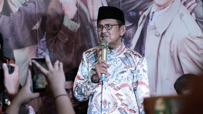 Presiden RI ketiga BJ Habibie secara khusus membacakan puisi untuk mendiang MH Ainun disela konser Bunga Citra Lestari di JCC, Rabu (1/3).