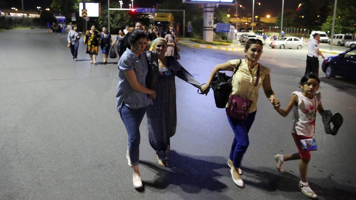 Potret Kepanikan saat Bandara di Istanbul Diguncang Bom