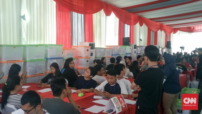 Permintaan itu disampaikan Gubernur Ahok agar KTP yang sudah dikumpulkan oleh warga Jakarta untuk mendukung dirinya pada pilkada menjadi tidak sia-sia.