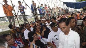 Jokowi dan Kedua Anaknya Kunjungi Pusat Niaga di Padang