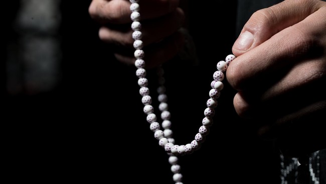 Untuk menjaga hati dan kejujuran karunia Ilahi, sangat sederhana, berzikir seirama dengan nafasmu, untuk senantiasa selalu terjaga dan waspada.