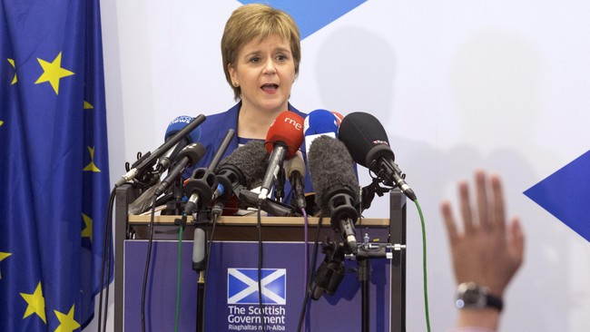 Perdana Menteri Skotlandia Nicola Sturgeon memperkirakan Perdana Menteri Inggris Boris Johnson akan mengejar Brexit keluar dari Uni Eropa tanpa kesepakatan.
