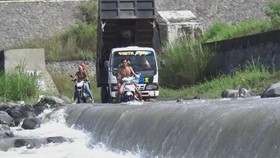Warga Nekat Terjang Aliran Banjir Lahar Dingin