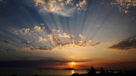 Pria Penikmat Senja yang Sebatang Kara di Pulau Indah