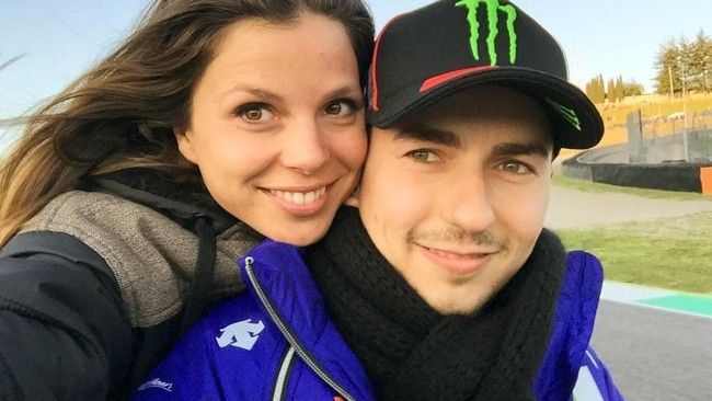 Jorge Lorenzo saat ini sedang menjalin hubungan spesial dengan aktris dan model asal Spanyol, Nuria Tomas, yang merupakan mantan kekasih Gerard Pique.