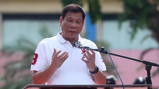Rodrigo Duterte kembali membela tindakan aparat keamanannya dalam menghabisi nyawa pengguna narkoba dengan menyiratkan bahwa mereka bukan manusia.