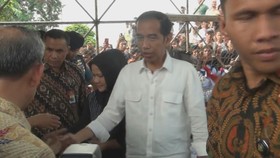 Joko Widodo Bagi Sembako ke Warga Petamburan