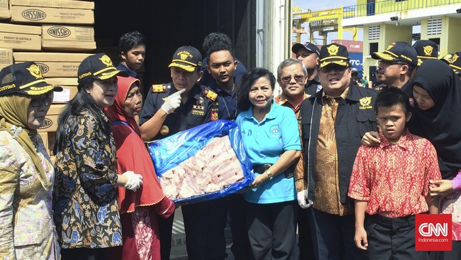 Sebanyak 21.847,22 Kg daging sapi beku selundupan dari Australia akan dibagikan ke yatim piatu, lansia, dan penyandang cacat masing-masing Rp2 kg per orang.