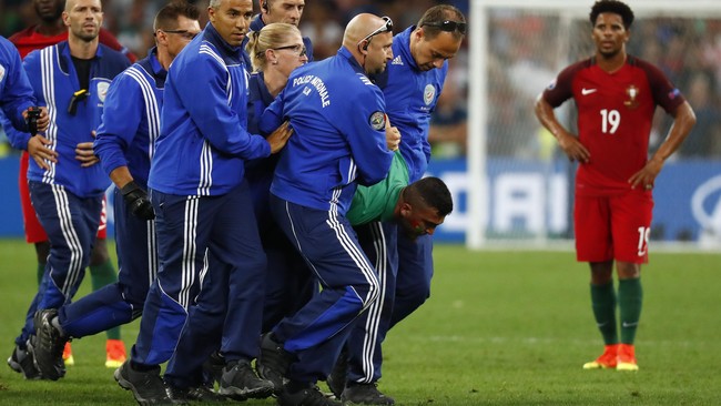 Foto-foto Terbaik Aksi Ronaldo Hindari Penyusup