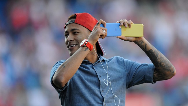 Neymar keberatan dan marah ketika seorang jurnalis bertanya tentang kehidupan pribadinya. Bagi Neymar, kritikan harusnya didasarkan performa di lapangan.