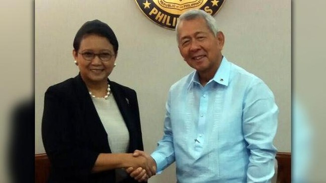 Menlu RI langsung menemui menlu baru Filipina untuk membahas pembebasan tujuh warga yang disandera oleh kelompok militan, Jumat (1/7).