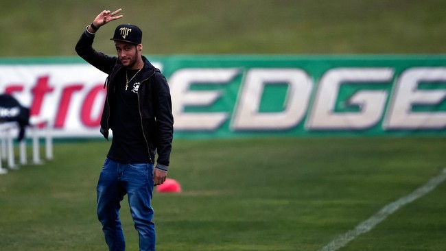 Dalam ajang kejuraan terakhir, Neymar harus menyelesaikan partisipasi lebih dini karena sanksi otoritas akibat aksi emosionalnya di lapangan.