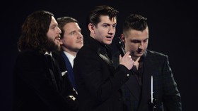 Patung Gajah dari Arctic Monkeys untuk Kampung Halaman