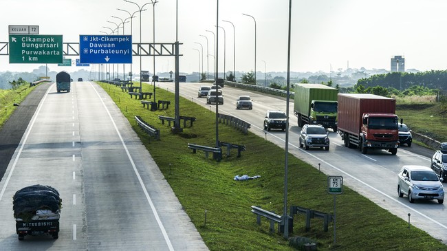 Arus balik sudah mulai terjadi di Tol Cikampek Palimanan. Kendaraan pemudik sudah kembali ke arah Jakarta namun belum sepadat saat arus mudik.
