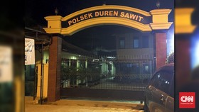 Cerita Empati Polisi dan Gas Air Mata