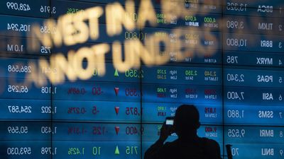 Karyawan memotret pergerakan Indeks Harga Saham Gabungan (IHSG) di Bursa Efek Indonesia, Jakarta, Jumat (1/7). Pada perdagangan terakhir sebelum libur Lebaran IHSG ditutup melemah 0,90 persen atau 45,