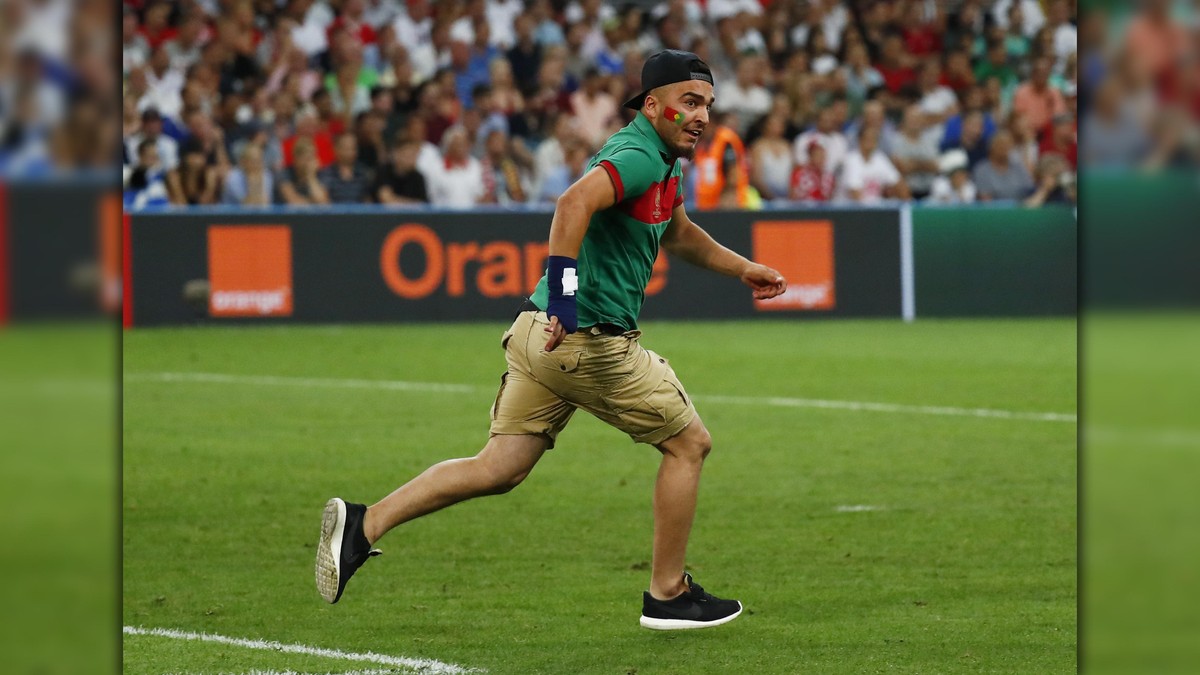 Foto-foto Terbaik Aksi Ronaldo Hindari Penyusup