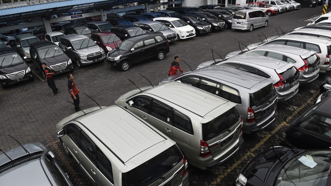 Pengusaha rental mobil mendulang untung di momen Lebaran. Dengan rata-rata harga sewa Rp600 ribu per hari, omzet tembus ratusan juta.